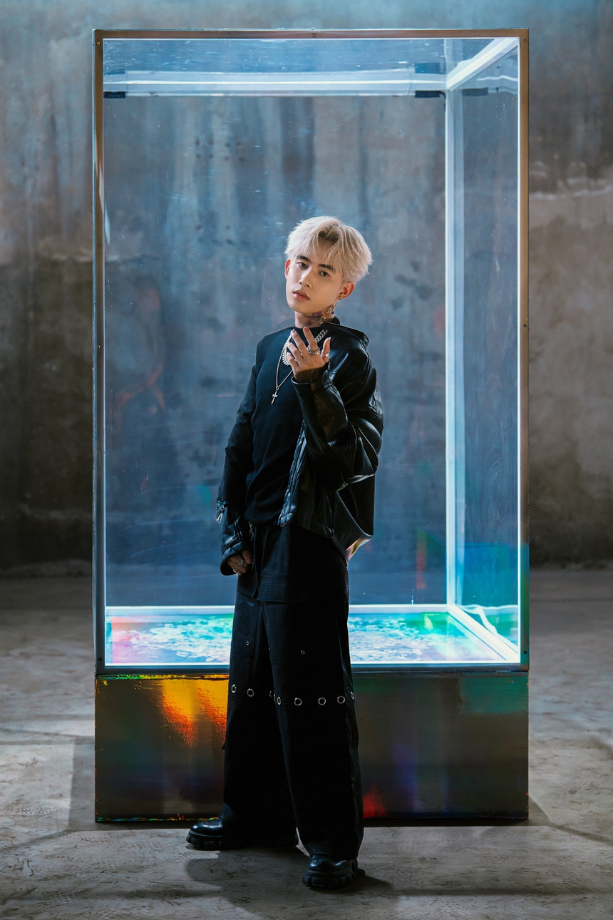 Doãn Hiếu “all-rounder” trong MV "Anh sẽ chẳng buồn đâu" - Ảnh 1. Doãn Hiếu “all-rounder” trong MV "Anh sẽ chẳng buồn đâu" - Ảnh 1.