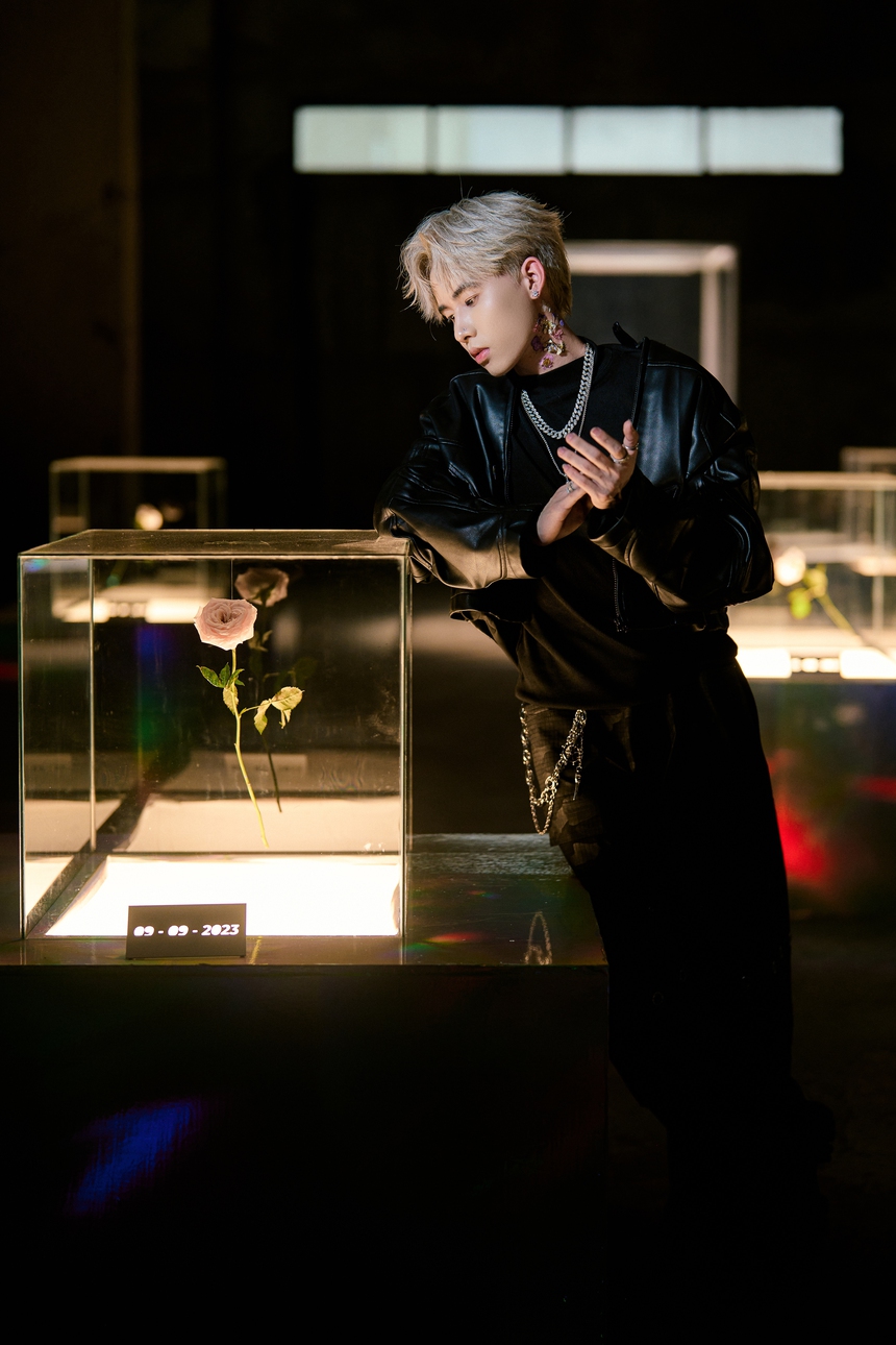 Doãn Hiếu “all-rounder” trong MV "Anh sẽ chẳng buồn đâu" - Ảnh 2. Doãn Hiếu “all-rounder” trong MV "Anh sẽ chẳng buồn đâu" - Ảnh 2.