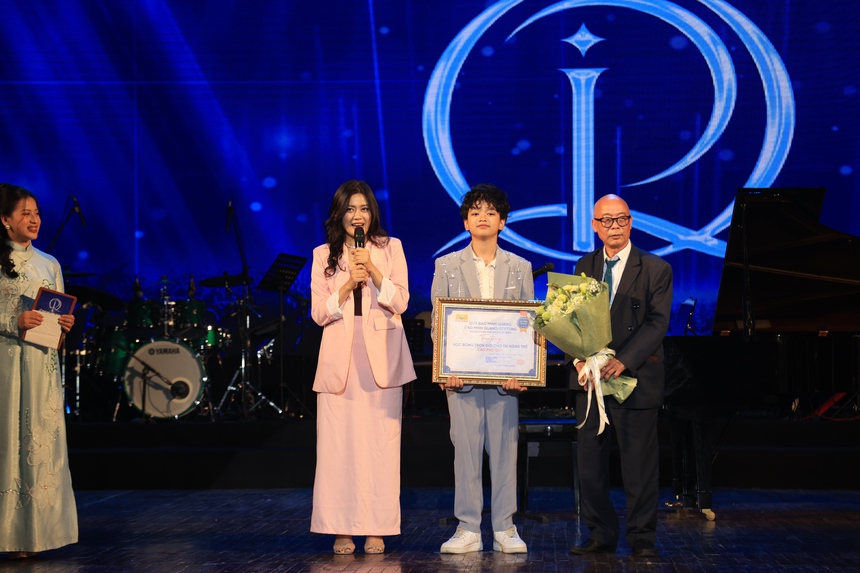 Quỹ Đào Quang Minh trao học bổng trọn đời cho tài năng trẻ Cao Phú Quý - Ảnh 1.