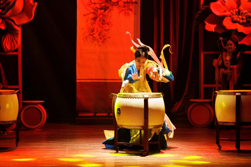 Vở kịch "Dưới bóng giai nhân": Khi đạo diễn "cãi" với nguyên tác và quan niệm dân gian - Ảnh 1.