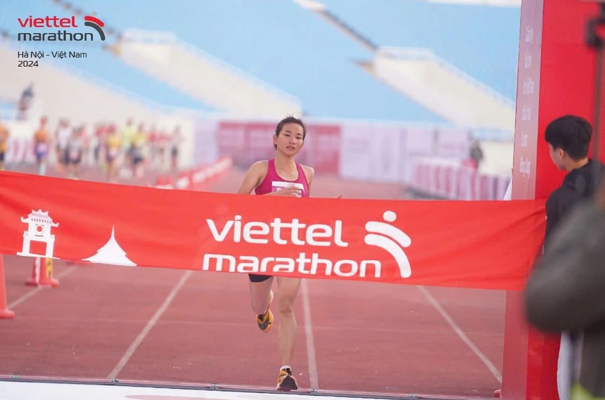 Nguyễn Thị Oanh lần thứ hai phá kỷ lục marathon quốc gia - Ảnh 1. Nguyễn Thị Oanh lần thứ hai phá kỷ lục marathon quốc gia - Ảnh 1.