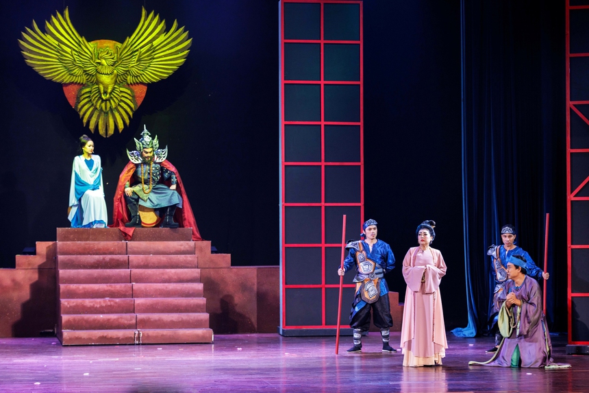 Vở kịch "Dưới bóng giai nhân": Khi đạo diễn "cãi" với nguyên tác và quan niệm dân gian - Ảnh 3.