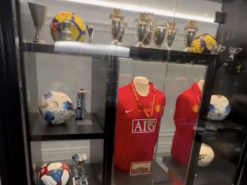 Con trai Rooney hé lộ phòng trưng bày danh hiệu đáng tự hào của bố - Ảnh 2. Con trai Rooney hé lộ phòng trưng bày danh hiệu đáng tự hào của bố - Ảnh 2.