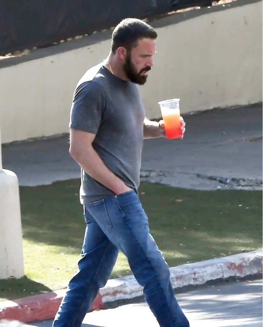 Ben Affleck không muốn hẹn hò, "vẫn đang thích nghi" với cuộc sống độc thân sau khi ly hôn Jennifer Lopez - Ảnh 4. Ben Affleck không muốn hẹn hò, "vẫn đang thích nghi" với cuộc sống độc thân sau khi ly hôn Jennifer Lopez - Ảnh 4.