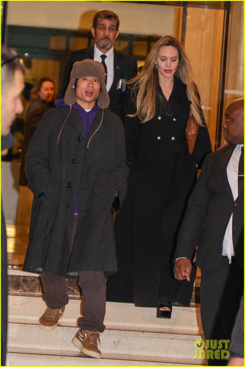 Pax Thiên tiếp tục hộ tống mẹ Angelina Jolie đi diễn - Ảnh 2. Pax Thiên tiếp tục hộ tống mẹ Angelina Jolie đi diễn - Ảnh 2.