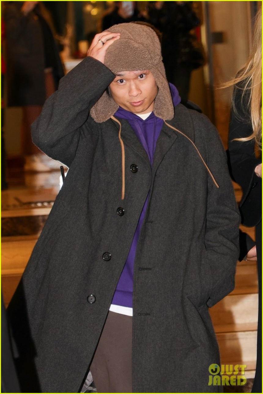 Pax Thiên tiếp tục hộ tống mẹ Angelina Jolie đi diễn - Ảnh 4. Pax Thiên tiếp tục hộ tống mẹ Angelina Jolie đi diễn - Ảnh 4.