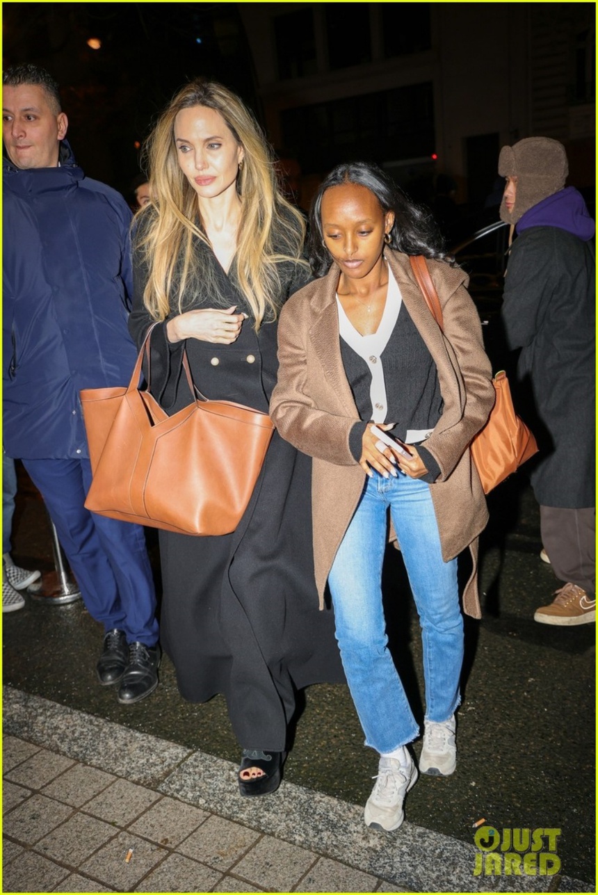 Pax Thiên tiếp tục hộ tống mẹ Angelina Jolie đi diễn - Ảnh 1. Pax Thiên tiếp tục hộ tống mẹ Angelina Jolie đi diễn - Ảnh 1.