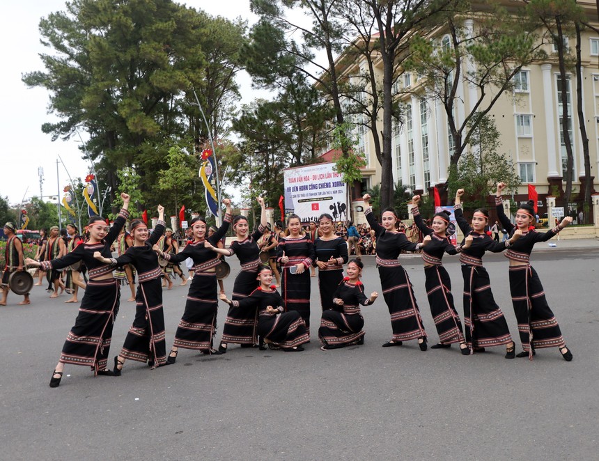 Hơn 1.000 nghệ nhân dân tộc thiểu số "khoe sắc" tại Lễ hội đường phố ở Kon Tum - Ảnh 2.