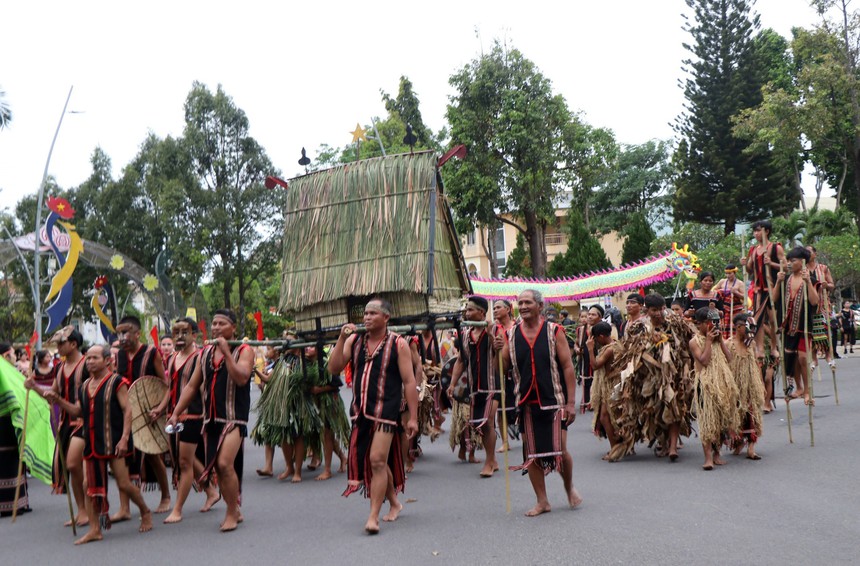Hơn 1.000 nghệ nhân dân tộc thiểu số "khoe sắc" tại Lễ hội đường phố ở Kon Tum - Ảnh 1.
