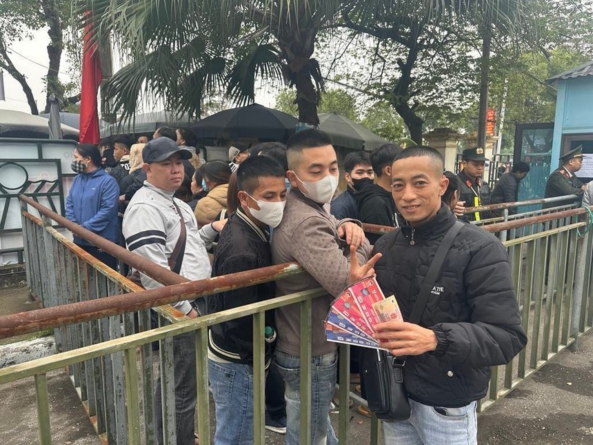 Cơn sốt vé xem đội tuyển Việt Nam ở AFF Cup 2024, người hâm mộ xếp hàng dài mua vé  - Ảnh 3.