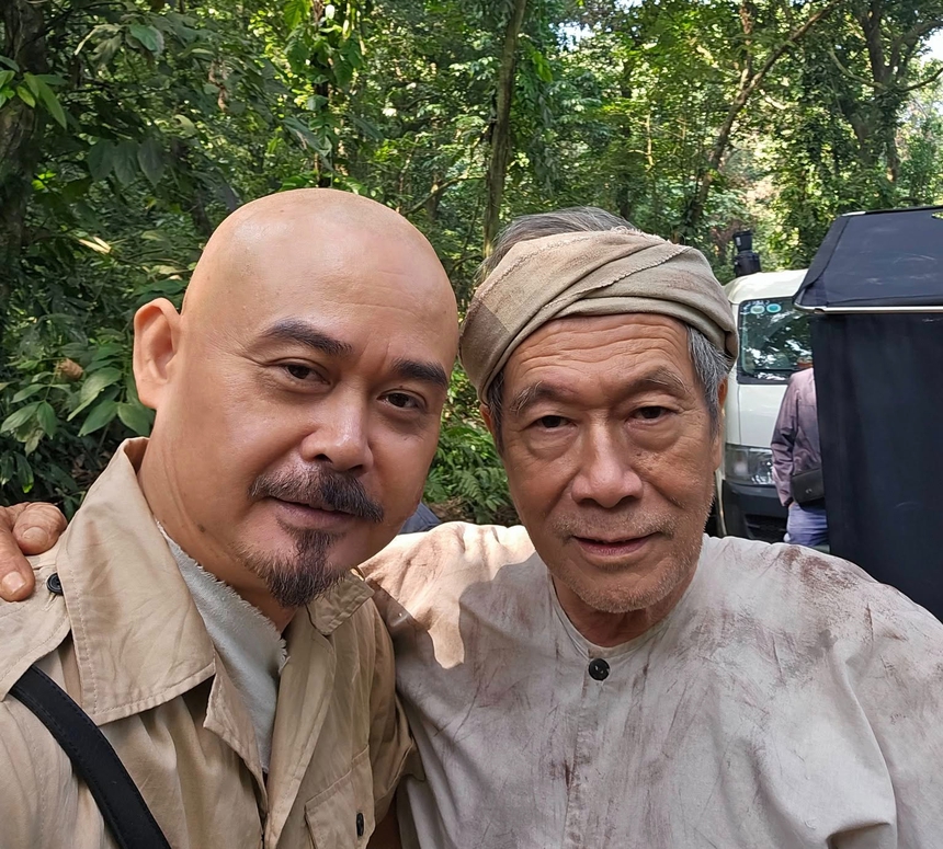 Trùm ma túy tàn ác nhất phim 'Độc đạo' khoe ảnh 'nương tử' nhưng kiểu tóc mới là chi tiết chiếm 'spotlight' - Ảnh 2. Trùm ma túy tàn ác nhất phim 'Độc đạo' khoe ảnh 'nương tử' nhưng kiểu tóc mới là chi tiết chiếm 'spotlight' - Ảnh 2.