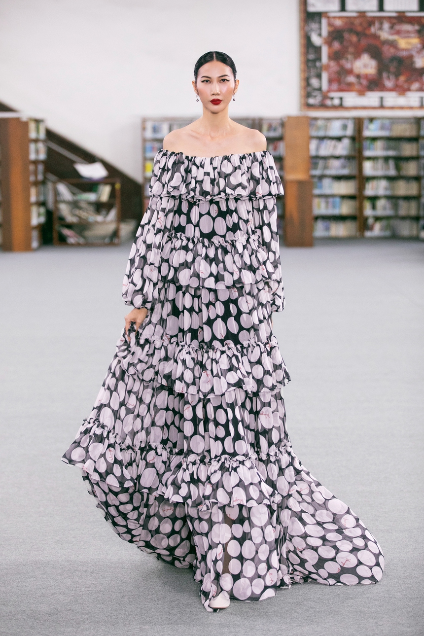 5 điểm ấn tượng trong show diễn ở Thư viện Khoa học Tổng hợp TP.HCM của VUNGOC&SON - Ảnh 2.