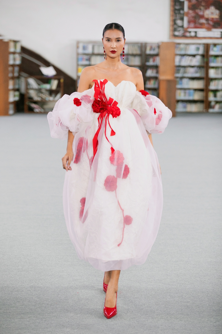 5 điểm ấn tượng trong show diễn ở Thư viện Khoa học Tổng hợp TP.HCM của VUNGOC&SON - Ảnh 7.