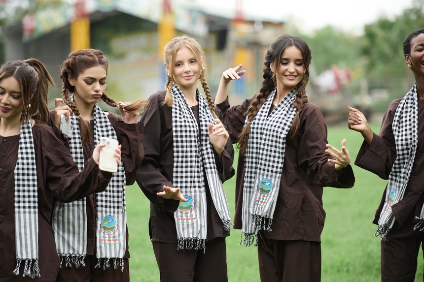 Dàn mỹ nhân Miss Charm mặc đồ bà ba, đeo khăn rằn hóa thôn nữ miền Tây - Ảnh 2.