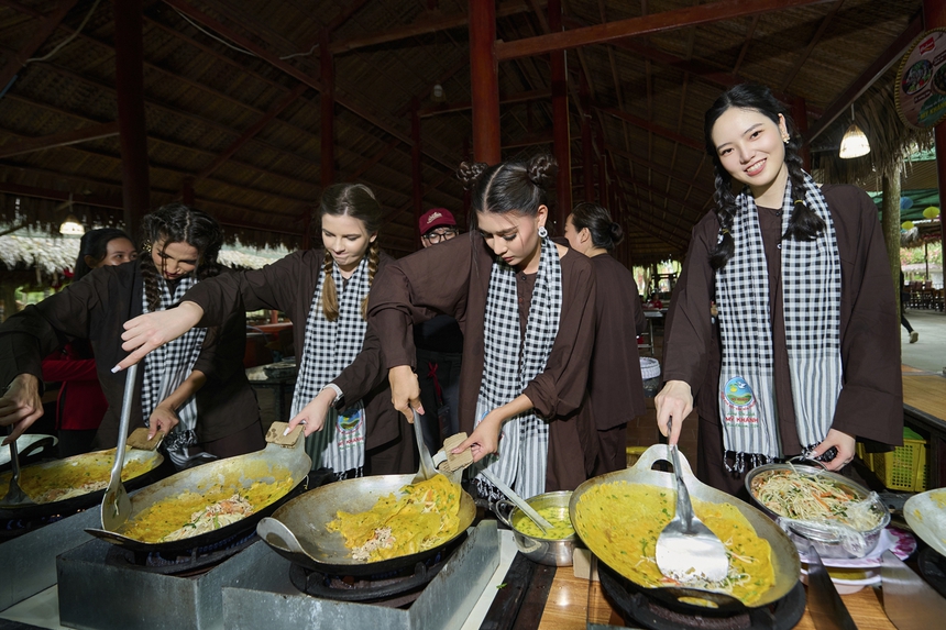 Dàn mỹ nhân Miss Charm mặc đồ bà ba, đeo khăn rằn hóa thôn nữ miền Tây - Ảnh 4.