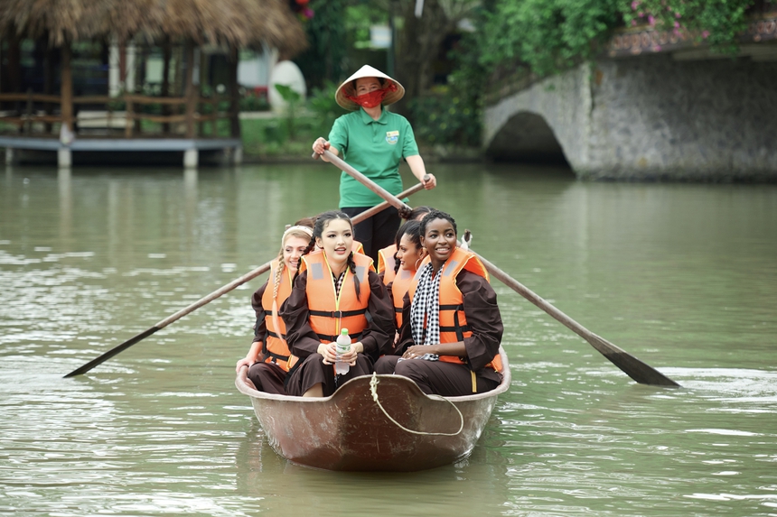 Dàn mỹ nhân Miss Charm mặc đồ bà ba, đeo khăn rằn hóa thôn nữ miền Tây - Ảnh 3.