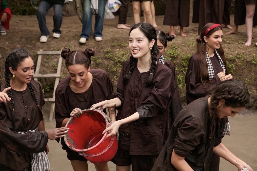 Dàn mỹ nhân Miss Charm mặc đồ bà ba, đeo khăn rằn hóa thôn nữ miền Tây - Ảnh 5.