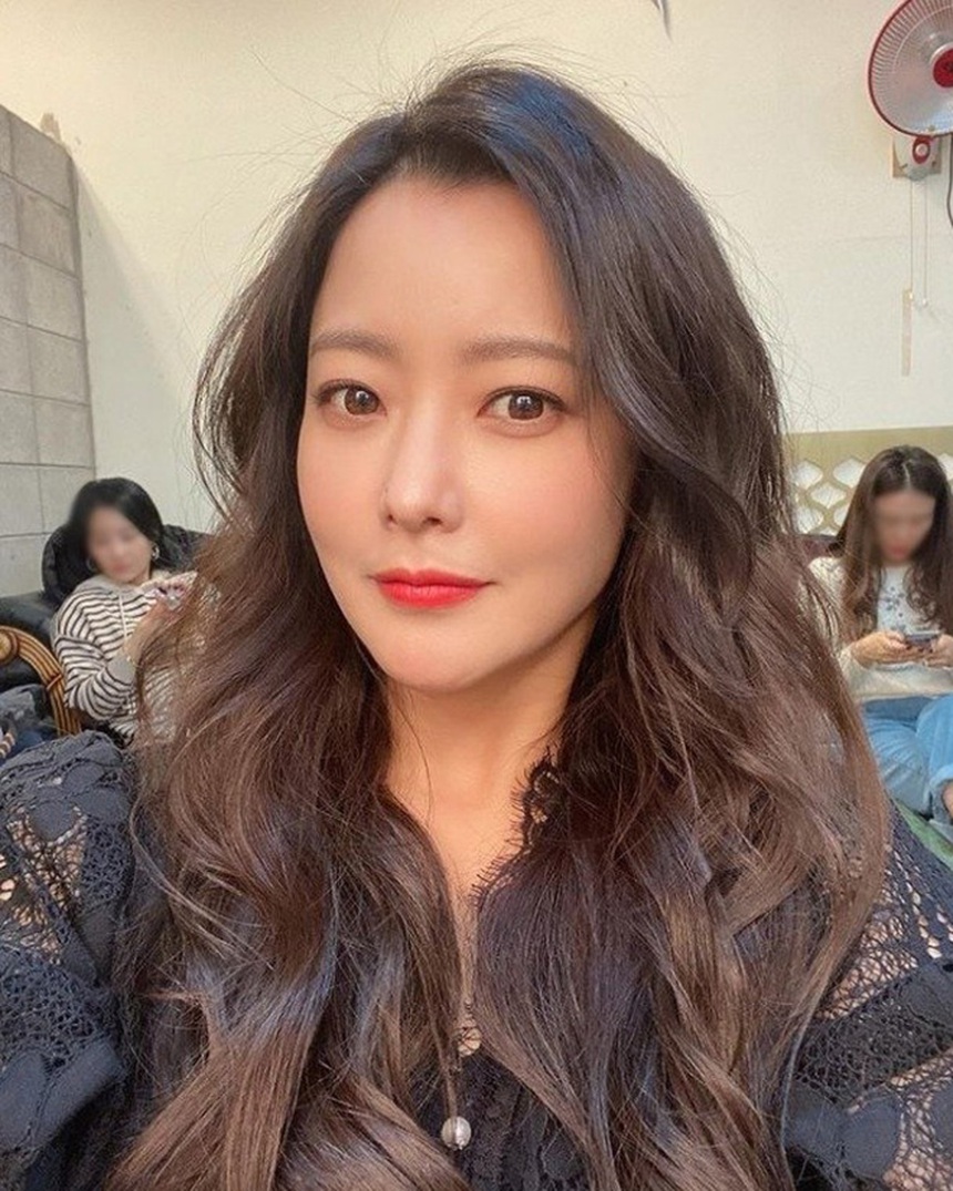 5 bí quyết giúp "mỹ nhân số 1 xứ Hàn" Kim Hee Sun mãi trẻ trung dù đã U50 - Ảnh 3.