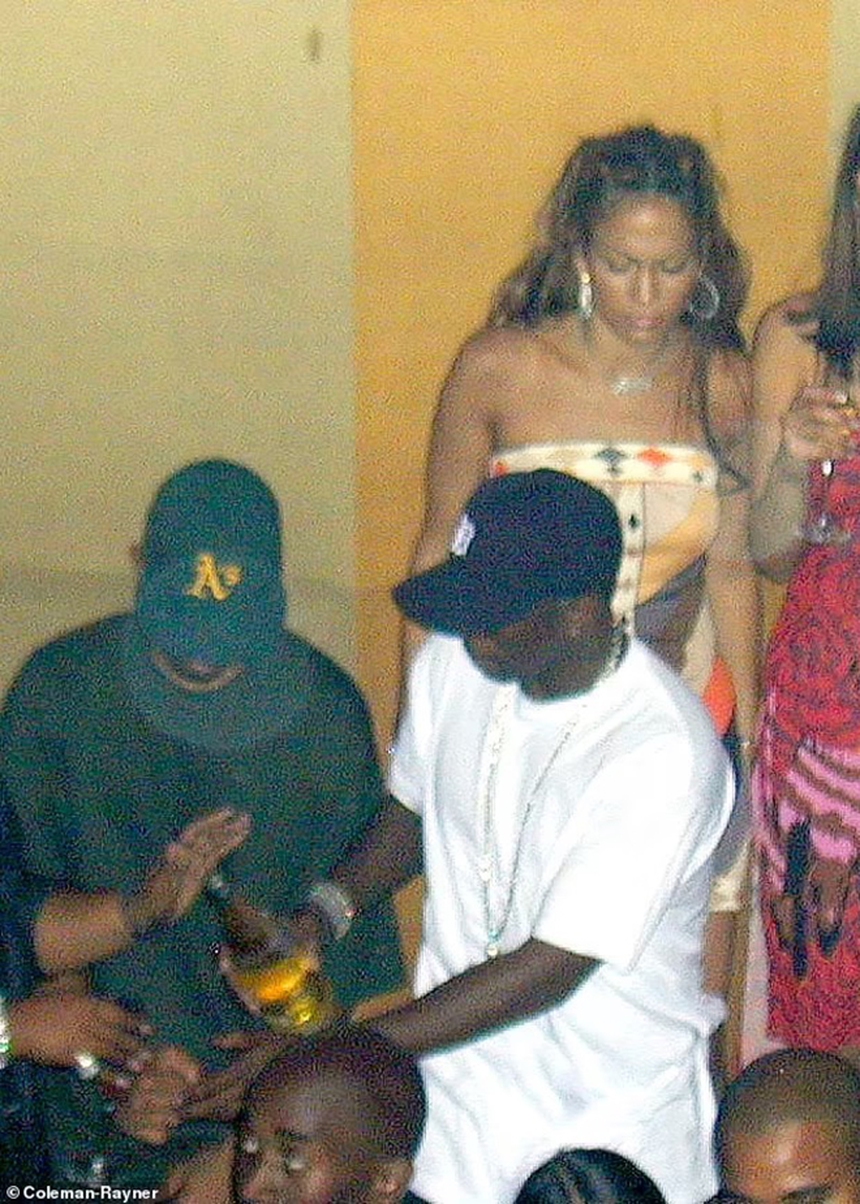 Jennifer Lopez bị "tố" dính líu vào vụ bê bối hiếp dâm của Jay-Z - Ảnh 2. Jennifer Lopez bị "tố" dính líu vào vụ bê bối hiếp dâm của Jay-Z - Ảnh 2.