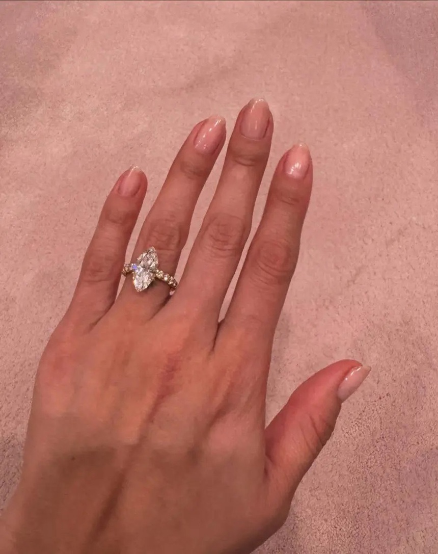 Selena Gomez và Benny Blanco chính thức đính hôn - Ảnh 2.