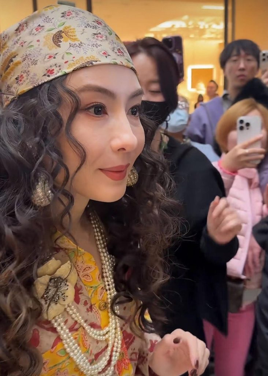 Trương Bá Chi tái xuất sau thời gian dài vắng bóng, sự lột xác ngoạn mục được so sánh với Trương Mạn Ngọc - Ảnh 1.