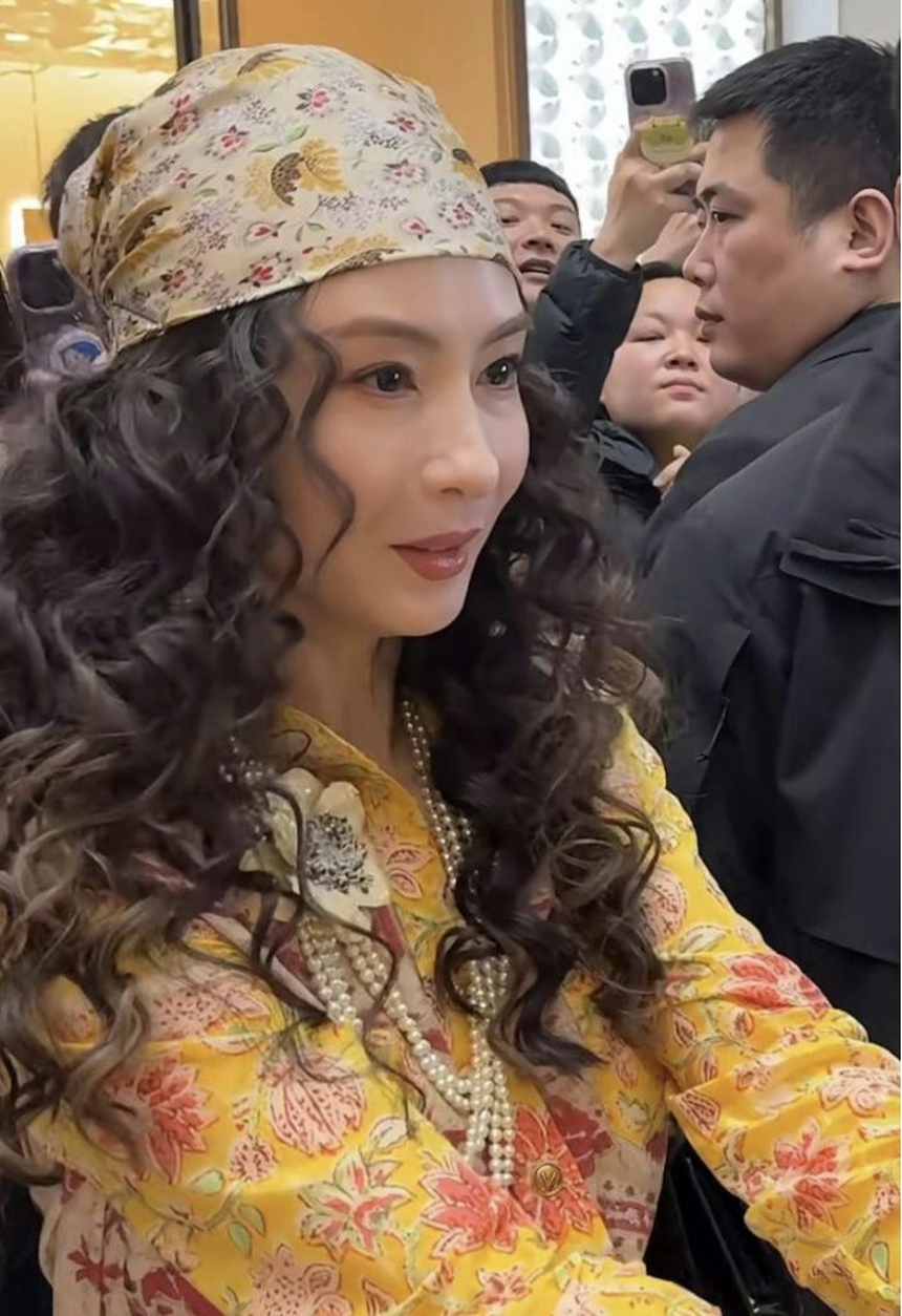 Trương Bá Chi tái xuất sau thời gian dài vắng bóng, sự lột xác ngoạn mục được so sánh với Trương Mạn Ngọc - Ảnh 2.