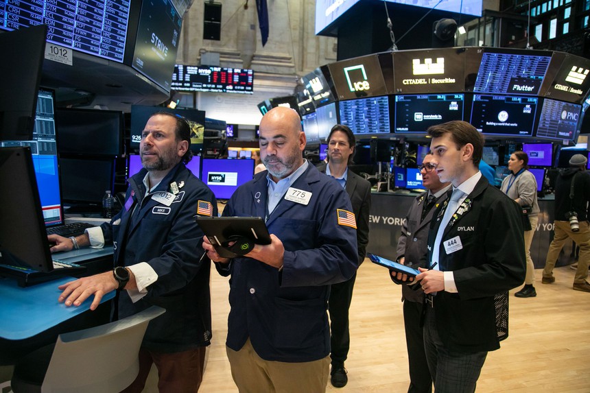 Chứng khoán Mỹ: Chỉ số Nasdaq lần đầu vượt mốc 20.000 điểm - Ảnh 1.