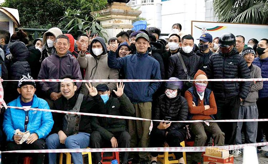 Vé xem trận Việt Nam vs Indonesia cực hot, CĐV mang cả ghế nhựa ra xếp hàng đợi mua từ rạng sáng - Ảnh 2.