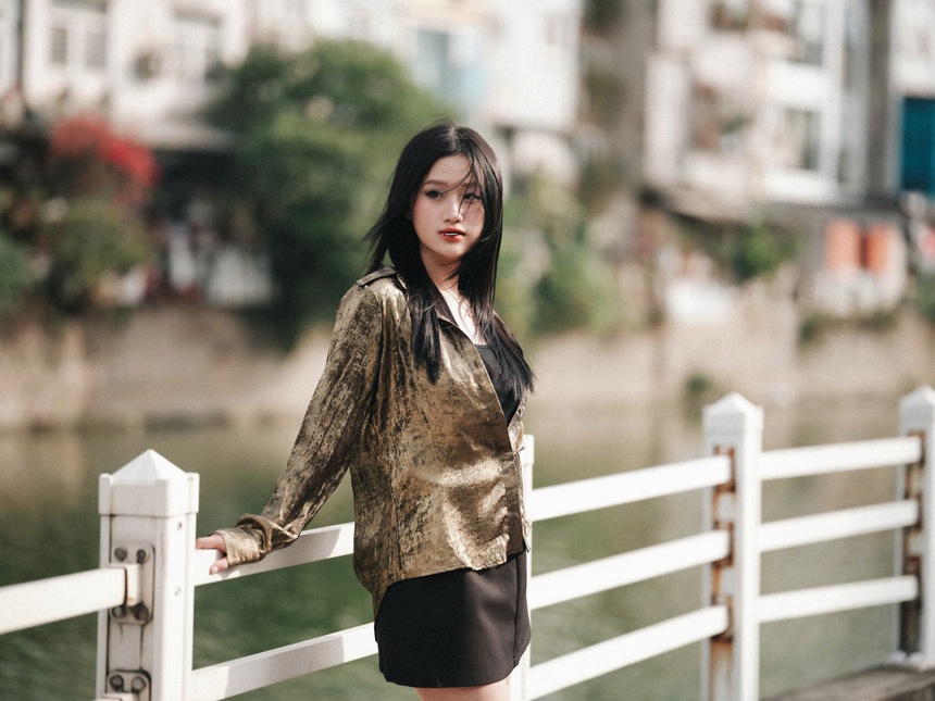 Nữ ca sĩ Xiri chào sân làng nhạc bằng MV "Chờ em lớn nhé" mang nét phim Châu Tinh Trì - Ảnh 2.