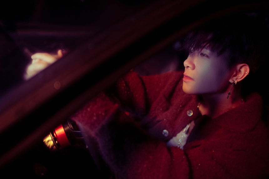 Anh Tú Atus đạt thành tích ấn tượng với MV "Nỗi đau đính kèm" - Ảnh 1.