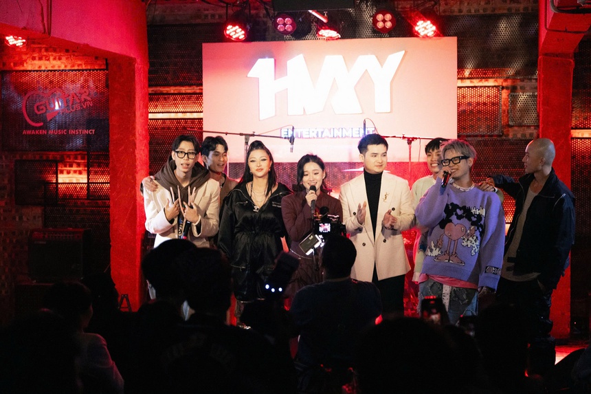 Nữ ca sĩ Xiri chào sân làng nhạc bằng MV "Chờ em lớn nhé" mang nét phim Châu Tinh Trì - Ảnh 4.