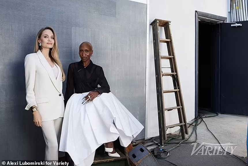 Angelina Jolie khoe hình xăm ngực, hiếm hoi chia sẻ về những bất an - Ảnh 2. Angelina Jolie khoe hình xăm ngực, hiếm hoi chia sẻ về những bất an - Ảnh 2.