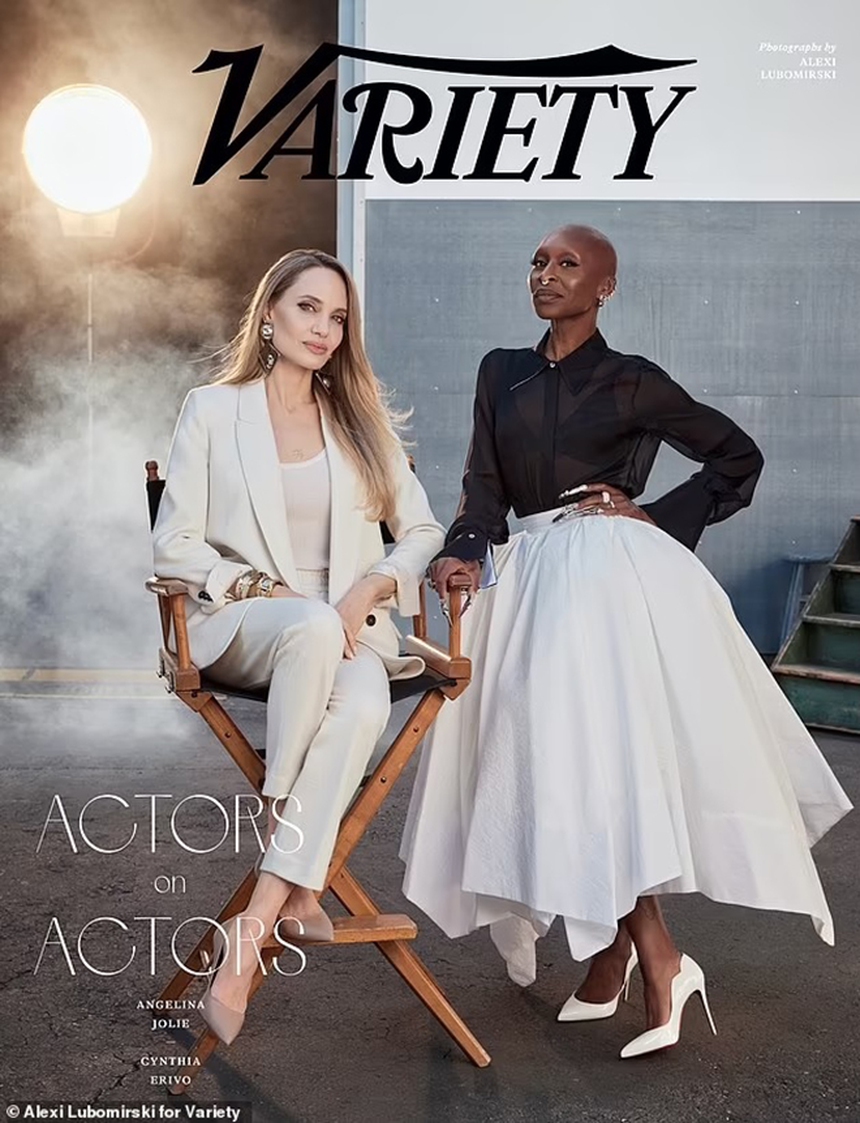 Angelina Jolie khoe hình xăm ngực, hiếm hoi chia sẻ về những bất an - Ảnh 4. Angelina Jolie khoe hình xăm ngực, hiếm hoi chia sẻ về những bất an - Ảnh 4.