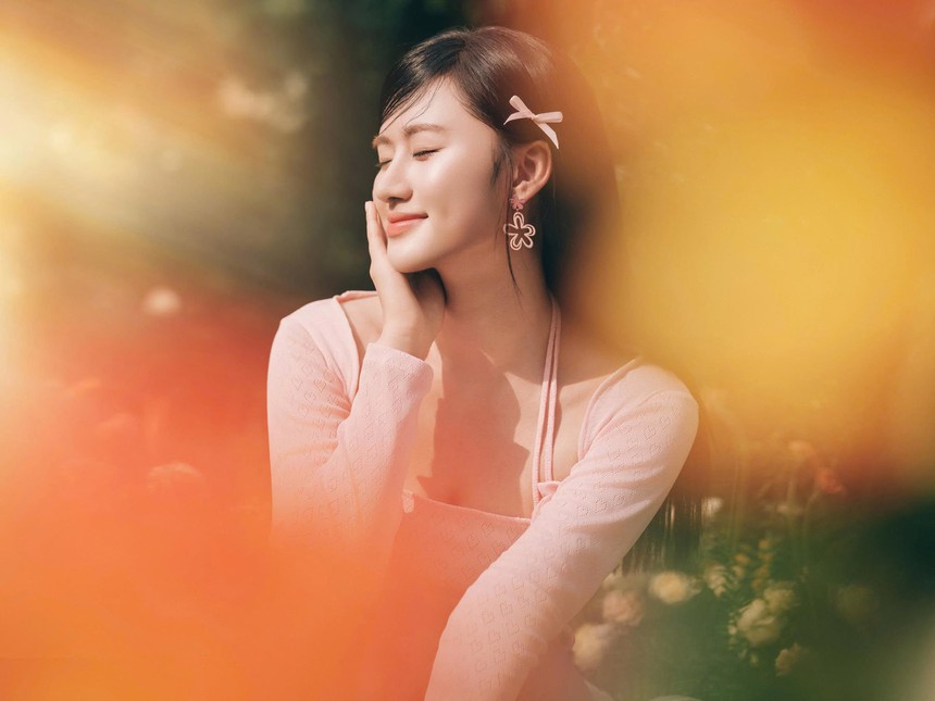 Nữ ca sĩ Xiri chào sân làng nhạc bằng MV "Chờ em lớn nhé" mang nét phim Châu Tinh Trì - Ảnh 6.