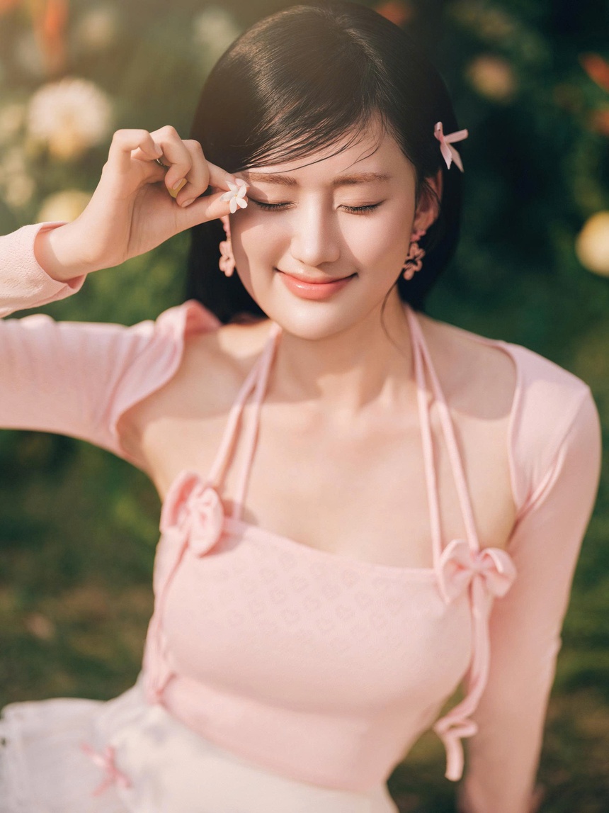 Nữ ca sĩ Xiri chào sân làng nhạc bằng MV "Chờ em lớn nhé" mang nét phim Châu Tinh Trì - Ảnh 5.