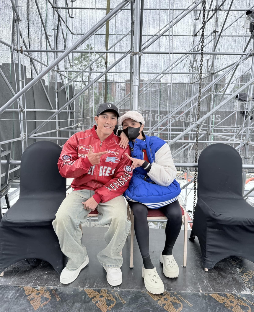 Nguyễn Trần Duy Nhất gây sốt khi cảm ơn vì được bảo vệ tháp tùng ở concert 'Anh trai vượt ngàn chông gai' - Ảnh 5. Nguyễn Trần Duy Nhất gây sốt khi cảm ơn vì được bảo vệ tháp tùng ở concert 'Anh trai vượt ngàn chông gai' - Ảnh 5.