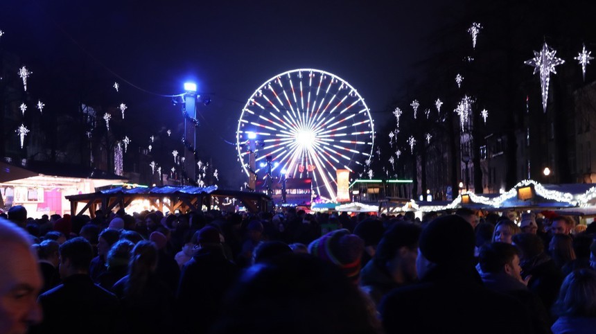 Chợ Giáng sinh Brussels: Không chỉ là lễ hội, còn là "mỏ vàng" du lịch - Ảnh 1. Chợ Giáng sinh Brussels: Không chỉ là lễ hội, còn là "mỏ vàng" du lịch - Ảnh 1.