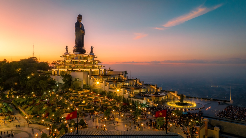 Hoạ sĩ Hoàng Phong: Đến núi Bà Đen để đánh thức sự tĩnh lặng - Ảnh 1. Hoạ sĩ Hoàng Phong: Đến núi Bà Đen để đánh thức sự tĩnh lặng - Ảnh 1.