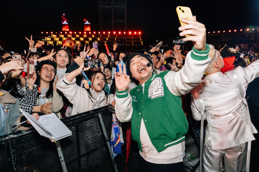 Thu Trang đưa dàn cast Nụ hôn bạc tỷ đến concert ủng hộ Tiến Luật - Ảnh 4.