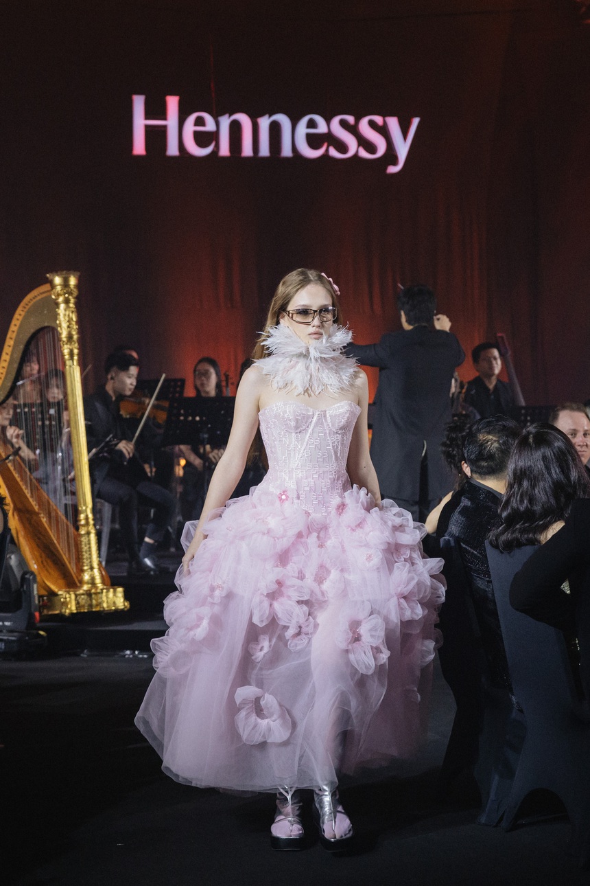 Hennessy Fashion Show - Go Toward the Newness: Đón khởi đầu rực rỡ - Ảnh 9. Hennessy Fashion Show - Go Toward the Newness: Đón khởi đầu rực rỡ - Ảnh 9.