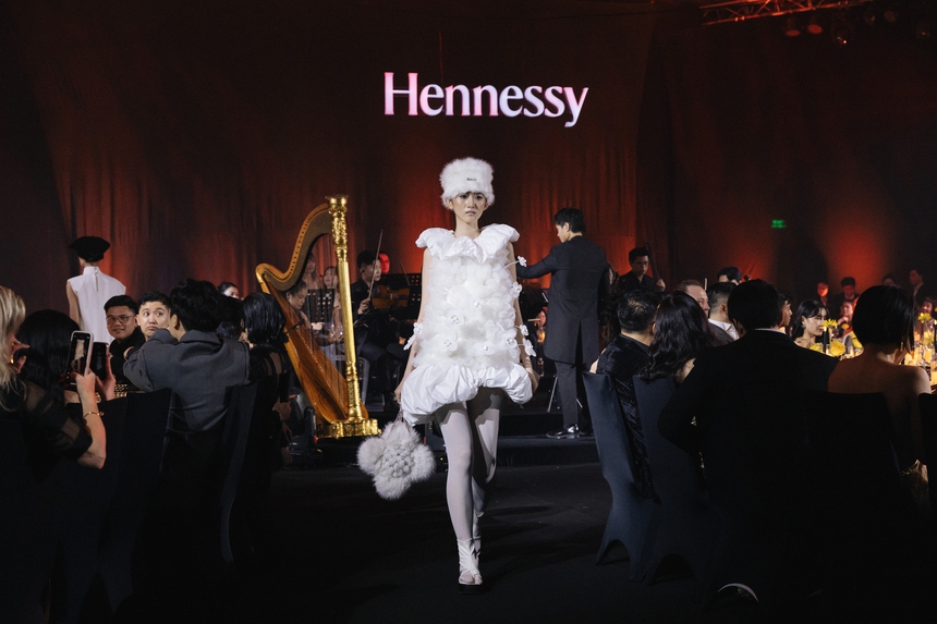 Hennessy Fashion Show - Go Toward the Newness: Đón khởi đầu rực rỡ - Ảnh 10. Hennessy Fashion Show - Go Toward the Newness: Đón khởi đầu rực rỡ - Ảnh 10.