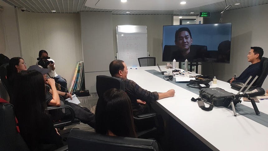 Hứa Vĩ Văn: Hóa thân người đàn ông lịch thiệp trong phim kinh dị "Đồi hành xác" - Ảnh 2.