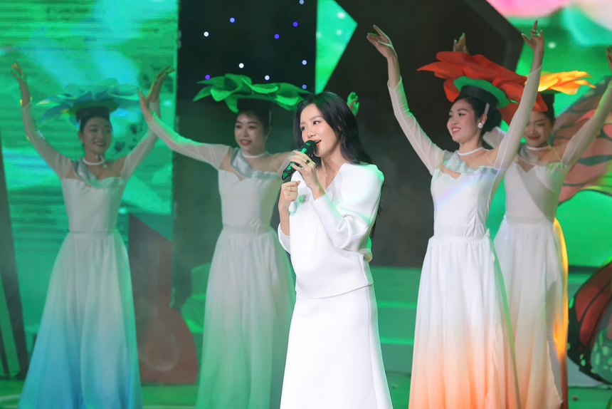 Ca sĩ Ngọc Khuê, Văn Mai Hương gây chú ý trên sân khấu Chung kết MC nhí toàn quốc 2024 - Ảnh 3. Ca sĩ Ngọc Khuê, Văn Mai Hương gây chú ý trên sân khấu Chung kết MC nhí toàn quốc 2024 - Ảnh 3.