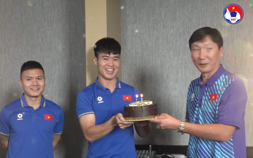 Tin nóng thể thao tối 17/12: Quang Hải, Duy Mạnh làm điều đặc biệt với thầy Kim Sang Sik trước thềm trận đấu với Philippines - Ảnh 1. Tin nóng thể thao tối 17/12: Quang Hải, Duy Mạnh làm điều đặc biệt với thầy Kim Sang Sik trước thềm trận đấu với Philippines - Ảnh 1.