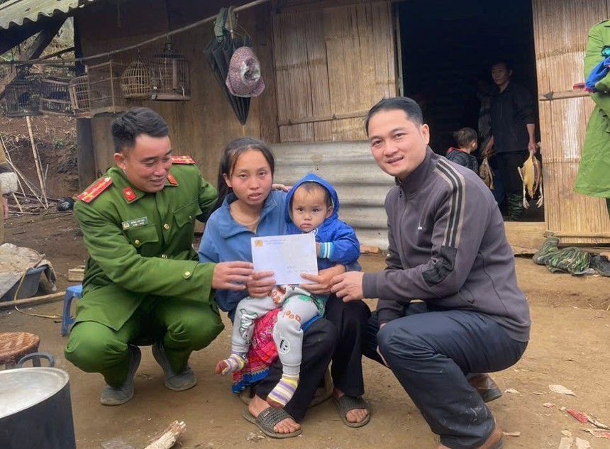 Lai Châu: Tìm thấy cháu bé mầm non bị lạc trong thời tiết giá lạnh - Ảnh 2. Lai Châu: Tìm thấy cháu bé mầm non bị lạc trong thời tiết giá lạnh - Ảnh 2.