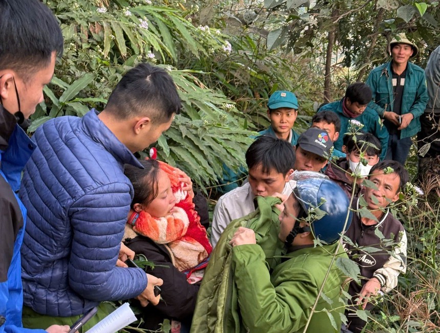 Lai Châu: Tìm thấy cháu bé mầm non bị lạc trong thời tiết giá lạnh - Ảnh 1. Lai Châu: Tìm thấy cháu bé mầm non bị lạc trong thời tiết giá lạnh - Ảnh 1.