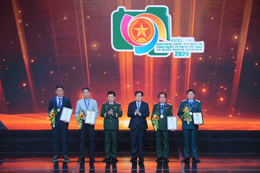 48 tác phẩm đoạt giải Cuộc thi ảnh báo chí, ảnh nghệ thuật toàn quốc "80 năm Quân đội Anh hùng" - Ảnh 1. 48 tác phẩm đoạt giải Cuộc thi ảnh báo chí, ảnh nghệ thuật toàn quốc "80 năm Quân đội Anh hùng" - Ảnh 1.