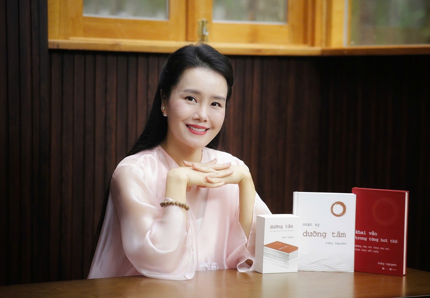 Tác giả Ruby Nguyen ra mắt sách "Khai vấn trong từng hơi thở" - Ảnh 3. Tác giả Ruby Nguyen ra mắt sách "Khai vấn trong từng hơi thở" - Ảnh 3.