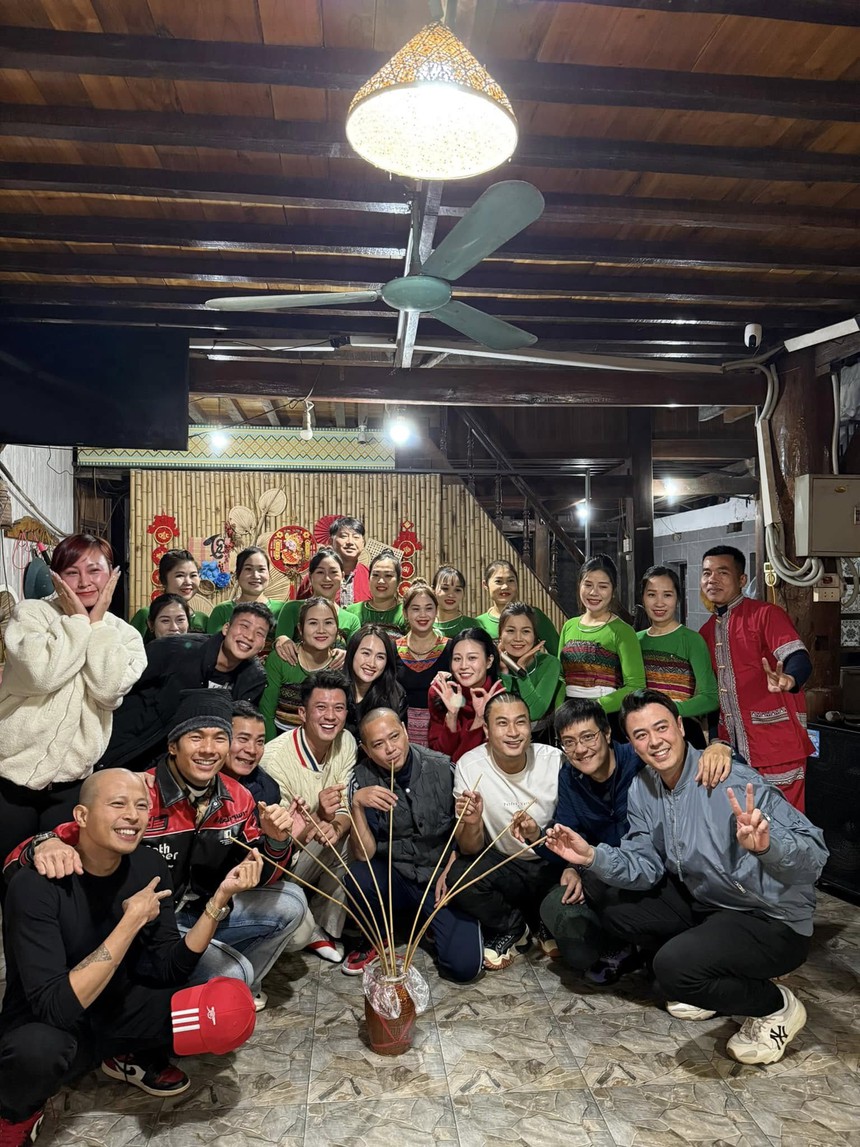 Bộ ba phim 'Anh có phải đàn ông không' hội ngộ ở nhà Hà Việt Dũng - Ảnh 1. Bộ ba phim 'Anh có phải đàn ông không' hội ngộ ở nhà Hà Việt Dũng - Ảnh 1.