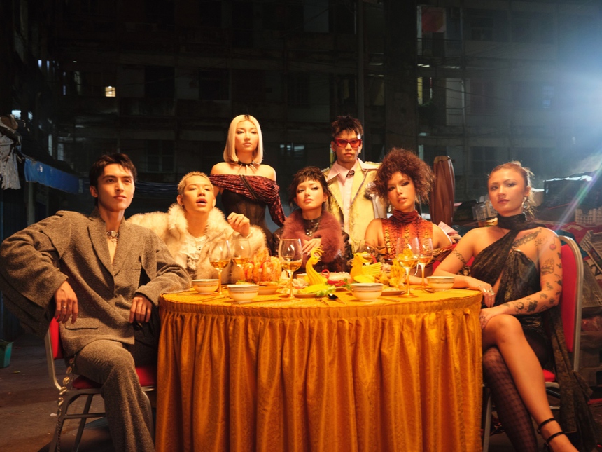 Thể Thiên tung MV "SAIGONTEY" như tour khám phá Sài Gòn - Ảnh 3. Thể Thiên tung MV "SAIGONTEY" như tour khám phá Sài Gòn - Ảnh 3.